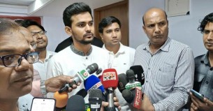 রাজনীতি-নির্বাচন করলে নির্বাচনকালীন সরকারে থাকা উচিত নয় :  উপদেষ্টা আসিফ মাহমুদ