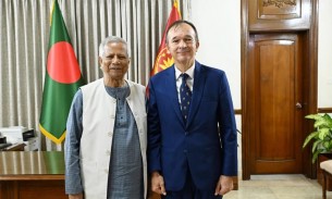 প্রধান উপদেষ্টার সঙ্গে ডাচ দূতের বিদায়ী সাক্ষাৎ, জুলাই গণঅভ্যুত্থান নিয়ে গান উপহার