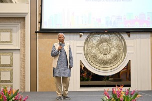 মালয়েশিয়ার ব্যবসায়ীদের বাংলাদেশে বিনিয়োগের আহ্বান প্রধান উপদেষ্টার