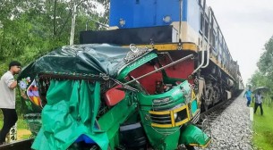 কক্সবাজারে অটোরিকশায় ট্রেনের ধাক্কা, নিহত ৫