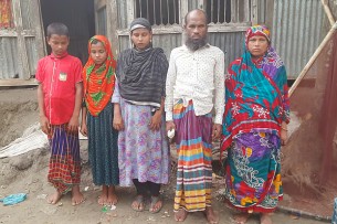 কামাল ও তাঁর তিন সন্তান দৃষ্টিপ্রতিবন্ধী, টিকে থাকার লড়াই প্রতিদিনের যুদ্ধ