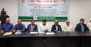 সাংবাদিকরা স্বাবলম্বী না হলে দল বা গোষ্ঠীর পুতুল হয়ে যায় :  মাহফুজ আলম