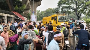 যমুনা অভিমুখে শিক্ষকদের মিছিলে জলকামান-সাউন্ড গ্রেনেড