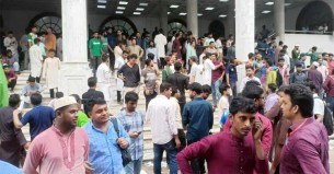 ডাকসুর ফলের অপেক্ষায় সবাই, কেন্দ্রের বাইরে উপচেপড়া ভিড়