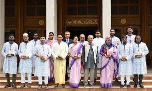 প্রধান উপদেষ্টা ১২ তরুণকে ‘ইয়ুথ ভলান্টিয়ার অ্যাওয়ার্ড’ প্রদান করলেন