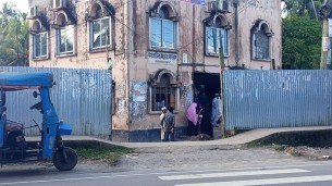 লালমোহনে মাদরাসার নিরাপত্তা গেট নির্মাণে বাঁধা, দখলের হুমকি