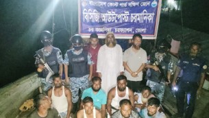 চরফ্যাশনে অবৈধ ট্রলিংবোট ও বেহুন্দি জালসহ ৮ জেলে গ্রেপ্তার