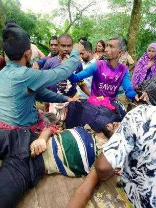 পাবনায় ট্রাকের সঙ্গে সংঘর্ষে মা-মেয়ে নিহত, আহত বাবা