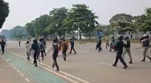 পুলিশি অ্যাকশনের পর সংসদ ভবন ছাড়লেন জুলাই যোদ্ধারা