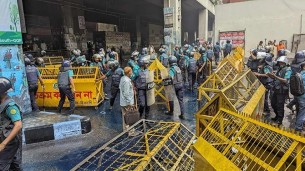 ইবতেদায়ি শিক্ষকদের ওপর পুলিশের লাঠিচার্জ, জলকামান-টিয়ারশেল ও সাউন্ড গ্রেনেড নিক্ষেপ
