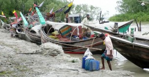 ২২ দিনের নিষেধাজ্ঞা শুরু, তীরে ফিরেছেন ভোলার জেলেরা