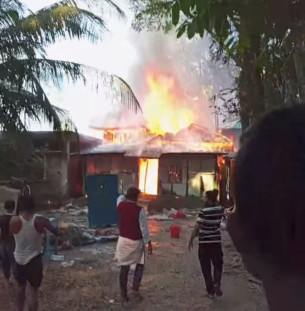পরিবার ঢাকাতে বেড়াতে গিয়েছে।। ফাঁকা ঘর  আগুনে পুড়ে ছাই