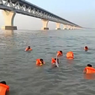পায়ে হেঁটে পদ্মা সেতু পার হওয়ার অনুমতি না মেলায় পদ্মা নদী সাঁতরে ঢাকা সেতু ভবন অভিমুখে ছাত্র যুবকদের লংমার্চ
