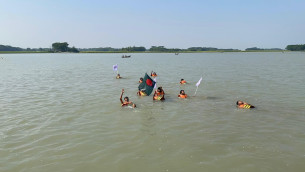 ভোলা-বরিশাল সেতু সহ পাঁচ দফা দাবিতে তেঁতুলিয়া নদী পেরিয়ে ছাত্র যুবকের ঢাকার পথে লংমার্চ