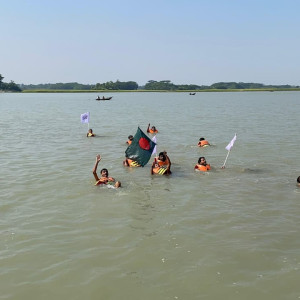 ভোলা-বরিশাল সেতু সহ পাঁচ দফা দাবিতে তেঁতুলিয়া নদী পেরিয়ে ছাত্র যুবকের ঢাকার পথে লংমার্চ