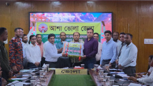 ভোলায় শীতার্তদের মাঝে বিতরণের জন্য জেলা প্রশাসকের কাছে ৪৫০টি কম্বল হস্তান্তর