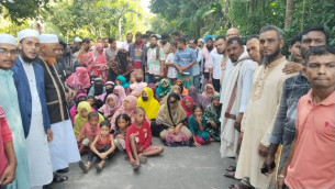 লালমোহনে সাগরে নিখোঁজ ১৩ জেলেকে উদ্ধারের দাবিতে স্বজনদের সড়ক অবরোধ