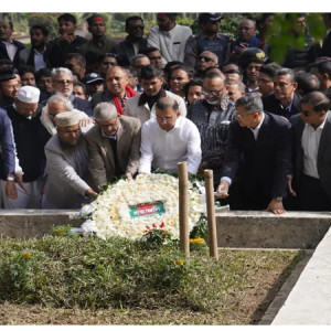 ওসমান হাদির কবর জিয়ারত করলেন তারেক রহমান