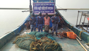 ভোলায় কোস্ট গার্ডের অভিযানে অবৈধ আর্টিসানাল ট্রলিং বোটসহ আটক-১