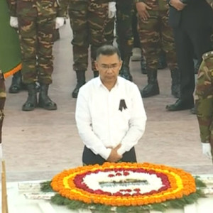 মায়ের কবরে তারেক রহমানের শ্রদ্ধা