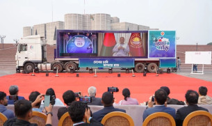 গণভোট ও জাতীয় নির্বাচন সামনে রেখে দেশজুড়ে প্রচারণা চালাচ্ছে ‘ভোটের গাড়ি’