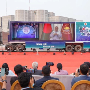 গণভোট ও জাতীয় নির্বাচন সামনে রেখে দেশজুড়ে প্রচারণা চালাচ্ছে ‘ভোটের গাড়ি’