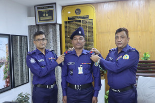 ভোলায় কনস্টেবল থেকে নায়েক: র‌্যাংক ব্যাজ পরালেন পুলিশ সুপার