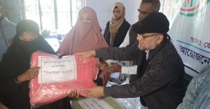 ভোলায় অসহায় দরিদ্র শীতার্ত মানুষের মাঝে কম্বল বিতরণ