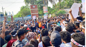 ভোলা - বরিশাল সেতুর দাবিতে ভোলার ২২৫ মেগাওয়াট বিদ্যুৎ প্লাল্টের সামনে অবস্থান