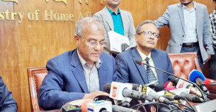 নিরাপত্তা ঝুঁকিতে থাকা ২০ জনকে গানম্যান দেওয়া হয়েছে :  স্বরাষ্ট্র উপদেষ্টা