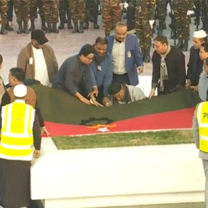 স্বামীর সমাধির পাশেই: অন্তিম শয্যায় আপসহীন নেত্রী