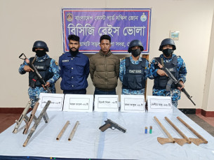 ভোলায়  যৌথ অভিযানে ১টি বিদেশী পিস্তল ৩টি দেশীয় আগ্নেয়াস্ত্র ২ রাউন্ড কার্তুজসহ আটক-১