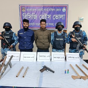 ভোলায়  যৌথ অভিযানে ১টি বিদেশী পিস্তল ৩টি দেশীয় আগ্নেয়াস্ত্র ২ রাউন্ড কার্তুজসহ আটক-১