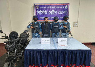 ভোলায় কোস্ট গার্ডের অভিযানে মাদক কারবারি আটক