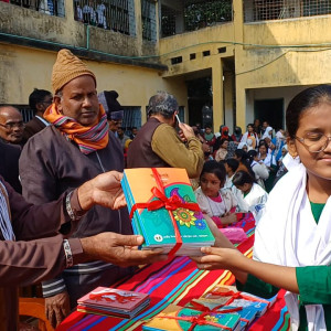 ভোলায় বছরের প্রথম দিনে নতুন বই পেয়ে শিক্ষার্থীদের মাঝে আনন্দ উৎসব