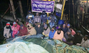 ভোলায় কোস্টগার্ডের অভিযানে ২টি অবৈধ আর্টিসানাল ট্রলিং বোট ও জালসহ ২০ জেলে আটক