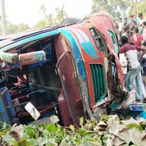 লালমোহনে বাস চাপায় মা-ছেলেসহ নিহত-৩