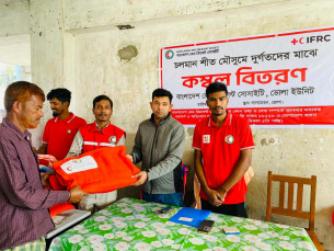 শীতার্তদের মধ্যে কম্বল বিতরণ করলেন লালমোহন রেড ক্রিসেন্ট সোসাইটির উপজেলা টিম