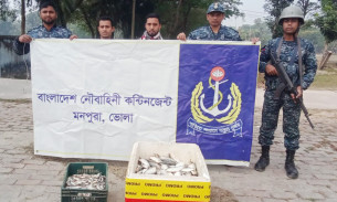 মনপুরায় নৌবাহিনীর অভিযানের টের পেয়ে নিষিদ্ধ মাছ রেখে মৎস্য ব্যবসায়ীদের পলায়ন