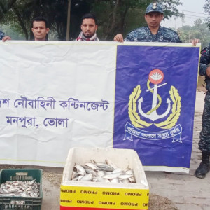 মনপুরায় নৌবাহিনীর অভিযানের টের পেয়ে নিষিদ্ধ মাছ রেখে মৎস্য ব্যবসায়ীদের পলায়ন