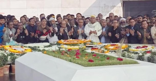 জিয়াউর রহমান ও খালেদা জিয়ার কবরে কৃষক দলের শ্রদ্ধা