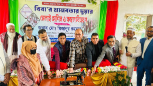 ভোলায় মানবতার দুয়ারের উদ্যোগে সেলাই মেশিন ও কম্বল বিতরণ
