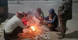 শীতে কাঁপছে গোটা দেশ