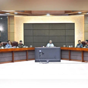 নির্বাচনে সশস্ত্র বাহিনীকে পেশাদারিত্ব ও নিরপেক্ষ ভূমিকার নির্দেশনা প্রধান উপদেষ্টার