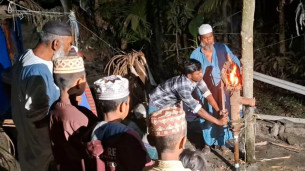 ভোলার তুলাতুলিতে নলকূপে পানির সঙ্গে গ্যাস উঠেছে ।। এলাকায় কৌতূহলী জনতার ভিড়