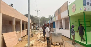 কাল শুরু বইমেলা, স্টল সাজাতে ব্যস্ত কর্মীরা