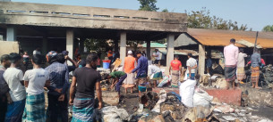 মনপুরায় অগ্নিকাণ্ডে ছয়টি ব্যবসা প্রতিষ্ঠান পুড়ে ছাই, দেড় কোটি টাকার ক্ষয়ক্ষতি