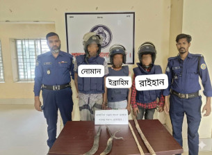 লালমোহনে দেশীয় অস্ত্রসহ ৩ ডাকাত গ্রেফতার