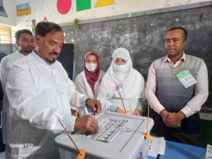 মেজর হাফিজ উদ্দিন আহমেদ ভোট দিয়েছেন