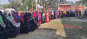 মনপুরায় শান্তিপূর্নভাবে ভোট গ্রহন চলছে সকালে ভোটার জমজমাট উপস্থিত, বেলা বাড়ার সাথে সাথে কেন্দ্র ফাঁকা